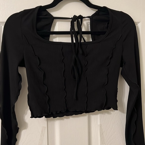 NWOT: Shein black ribbed crop top, with tie/low back & bell split sleeves - Picture 2 of 5